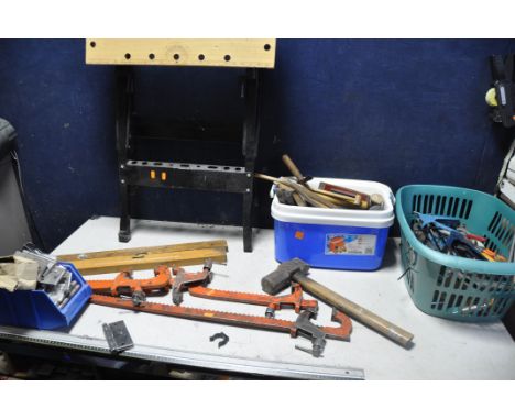 A SELECTION OF TOOLS to include a tub of hammers, basket containing various tools comprising chisels, screwdrivers, snips, fo