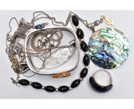 ASSORTED JEWELLERY, to include a polished square hinged bangle, stamped 925, a faceted black bead bracelet with white metal s