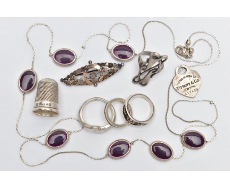 A SMALL SELECTION OF JEWELLERY AND A THIMBLE, to include a silver sweetheart brooch, of a marquise form detailing a rose gold