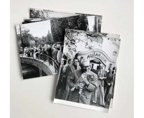 419 - - 17 Fotos "Daily GDR"/"OBM im Zoo". 1978. s/w-Fotografie. Je 18 x 24 cm.  OBM Dr. K. H. Müller (SED) besucht Ende der