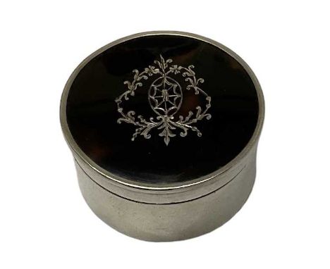 WALKER &amp; HALL LTD; a George V hallmarked silver tortoiseshell topped circular snuff box, Birmingham 1912, diameter 3.7cm.