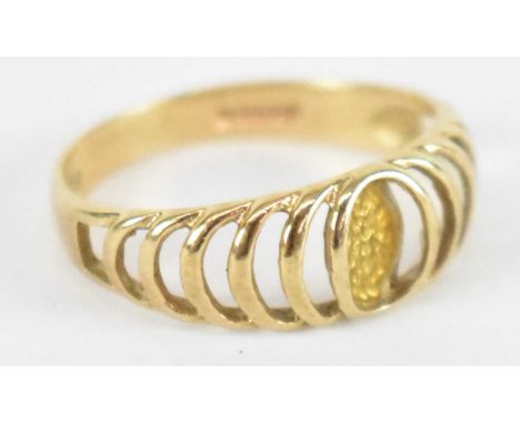 A 9ct yellow gold ring, size K, approx 1.5g.