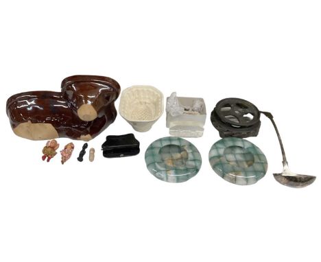 A quantity of mixed collectors' items including large lidded dog jelly mould, a further jelly mould, clay pipes, plated ladle