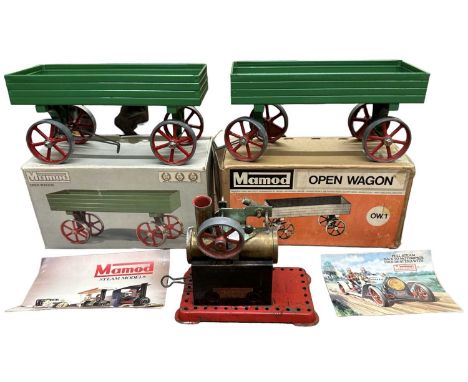MAMOD; a stationary steam engine and two boxed open wagons (3).