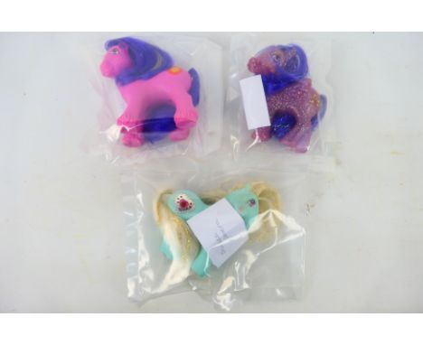 My Little Pony - Hasbro - Three unboxed vintage My Little Pony figures. Lot consists of Fireball; the sought after 'Twinkle' 