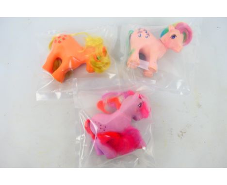 My Little Pony - Hasbro - Three unboxed vintage My Little Pony figures. Lot consists of Applejack; Galaxy Twinkle; and Paraso