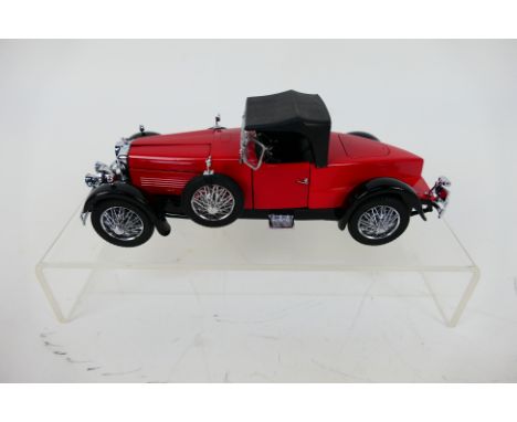 Franklin Mint - A boxed 1928 Stutz Boat-Tail Roadster in 1:24 scale. The model appears Mint in its original packaging. (This 