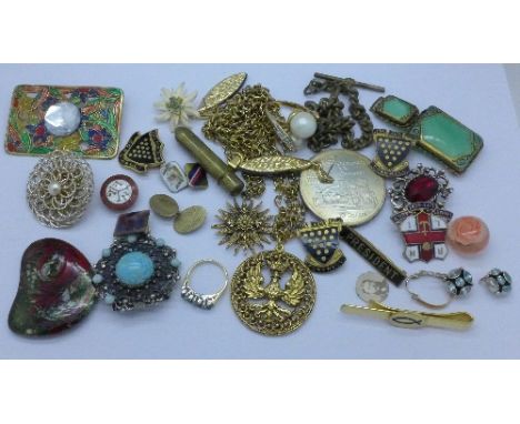 Vintage jewellery, badges, etc.