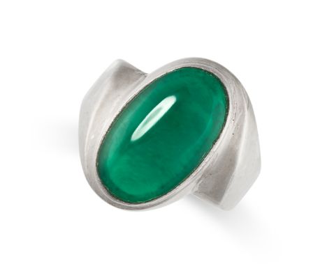 A GREEN AGATE RING set with a cabochon green agate, stamped 925, size L / 5.5, 3.8g.