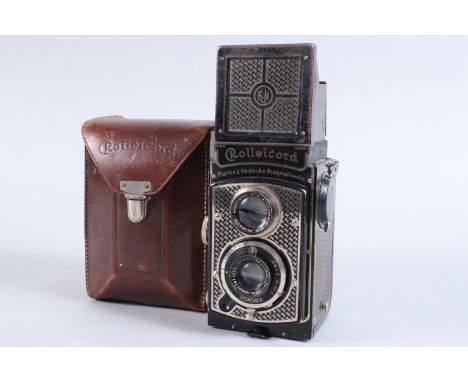 An 'Art Deco' Rolleicord I TLR Camera, internal serial no 009566, taking lens serial no 1471171, shutter slighly sluggish on 