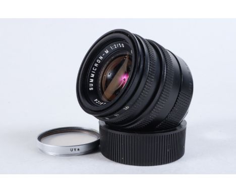 A Leica Summircron M 50mm f/2 E 39 Lens, black, made in Germany, serial no 3669954, 1994, barrel G-VG, some light wear, eleme