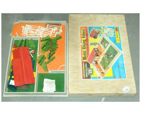 Britains 4714 Model Riding School, comes with assembly instruction leaflet, various loose components (qty unchecked). Conditi