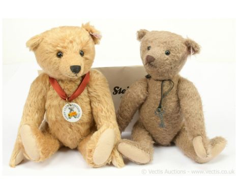 Steiff pair of teddy bears: (1) Steiff Franz Club Bear 2004, white tag 420405, limited availability to club members within 20