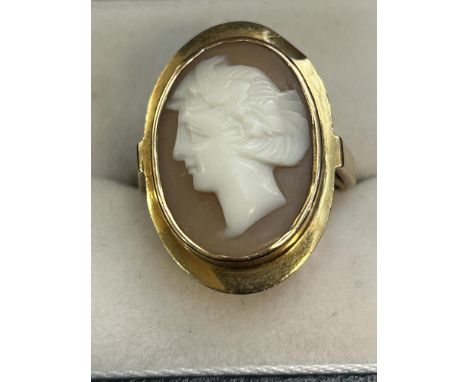 9ct gold cameo ring Total weight 6.9g size M