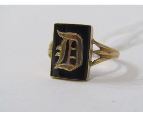 9ct GOLD PLAQUE RING, plaque decorated a stylised "D" on a black ground, size S 