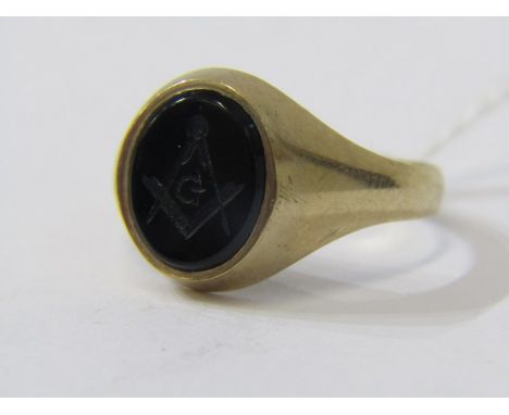 MASONIC RING, 9ct yellow gold ring, inset a Masonic emblem on black plaque, size V/W, 3 grams 