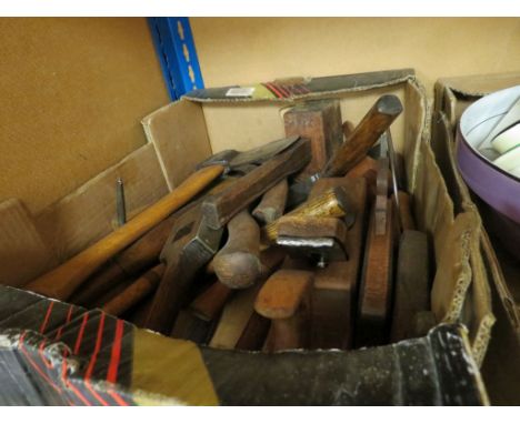 Tray of mixed vintage tools to include chisels, mallets, planes etc