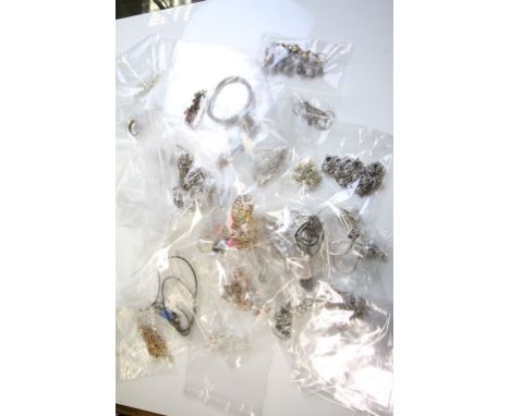 Costume jewellery to include necklaces, pendants, bracelets, and assorted silver jewellery etc