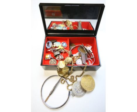 Jewellery box and contents to include rings, chains, coin brooch etc, some Silver