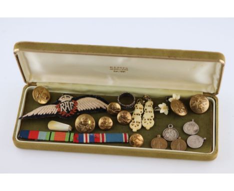 Collection of miscellaneous R.A.F. Militaria to include pilots wings patch with the kings crown, buttons, WW1 Miniature medal