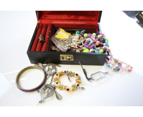 Black jewellery box with vintage & modern jewellery contents to include Silver & gold