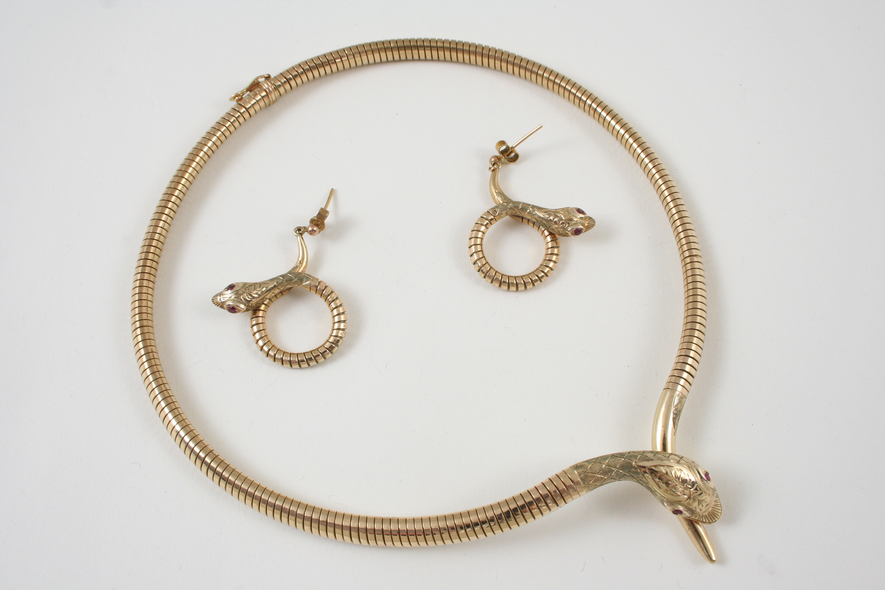 A 9CT. GOLD SNAKE NECKLACE the expanding necklace with concealed clasp