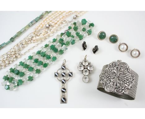 A QUANTITY OF JEWELLERY including a jade and crystal necklace, a long freshwater pearl necklace, a silver cross set with band