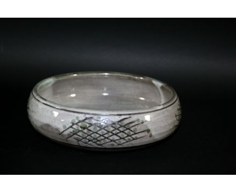 DAVID LEACH STUDIO POTTERY BOWL the pottery bowl with an incised cross hatched design on a grey glazed ground. Impressed mark