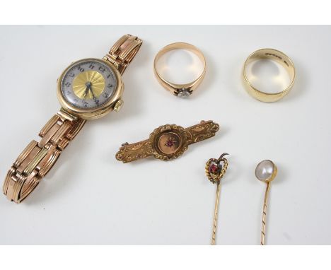 A QUANTITY OF JEWELLERY including a diamond solitaire and gold ring, a gold wristwatch on an expanding bracelet, a Victorian 