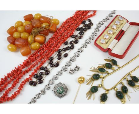 A QUANTITY OF JEWELLERY including a paste set necklace, formed as flower heads, and a pair of matching stud earrings, a paste