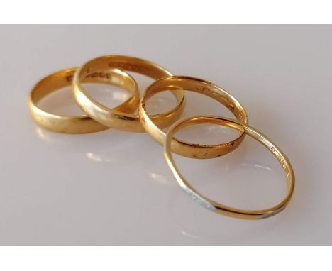 Three yellow gold wedding bands, another with platinum, all hallmarked 22ct, sizes N, Q, R, R, 11.77g (4)