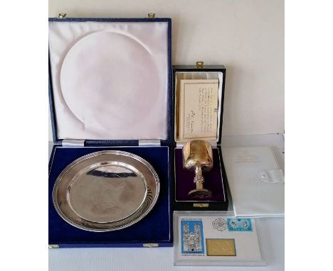 A cased silver plate to commemorate the wedding of Princess Anne and Captain Mark Phillips, edition 433/2000 by Peter Annigon