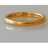 A 22ct yellow gold wedding band, size K, hallmarked, 3mm, 3.5g
