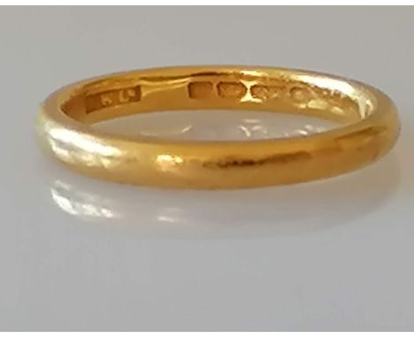 A 22ct yellow gold wedding band, size K, hallmarked, 3mm, 3.5g