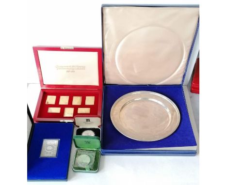 A  cased 1972 commemorative etched silver plate designed by Peter Annigoni for the silver wedding of Queen Elizabeth II, 386g