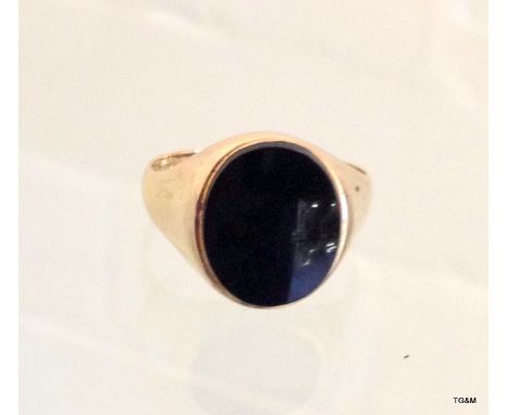 A 9ct gold men's jet signet ring size R