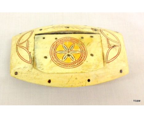 A horn engraved snuff box