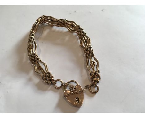 A 9ct Gold Gate bracelet with a padlock clasp. Weight 19g approximately.