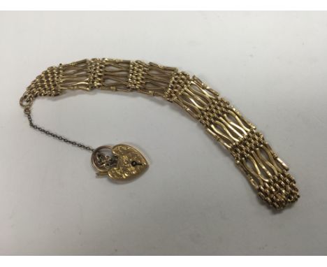 A 9ct gold gate bracelet. Weight approx 13g