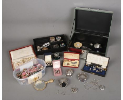 A tray of assorted costume jewellery and collectables to include two pairs of silver cufflinks, pearl necklace, scent bottles