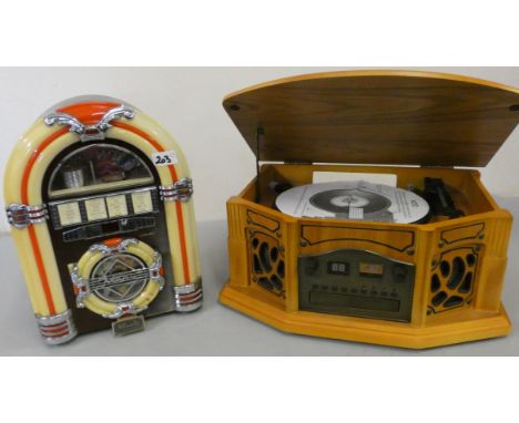 A contemporary radio in the form of a Jukebox, 37 cm and a contemporary Phonograph AM/FM radio cassette and CD player (2). 