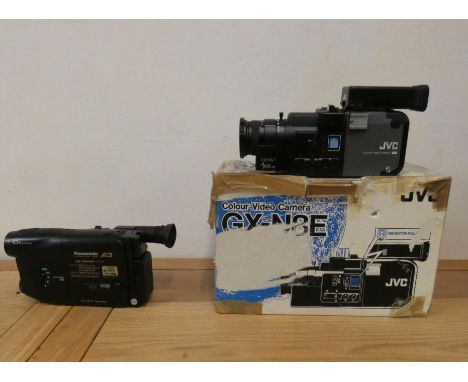 A JVC GX-NSE video recorder, a Panasonic NV-A3B video recorder and two K6 cine max super 8 projectors (4). 