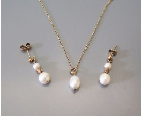 A Pearl Pendant Necklace and earrings