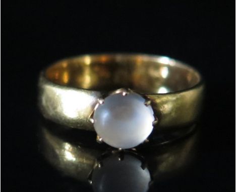 A Victorian 22 ct Gold Star Sapphire Ring, size N, 4.2 g
