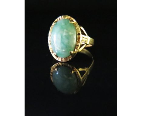 A 22K Gold Cabochon Jade Ring, size I.5, 3.7 g