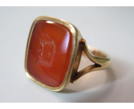 An 18 ct Gold Signet Ring with cornelian matrix carved with italic initial D, size P, 8.7 g