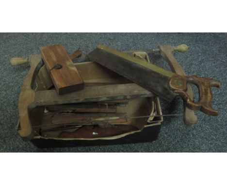 Box of vintage wooden tools to include; saws and planes etc.(B.P. 24% incl. VAT)