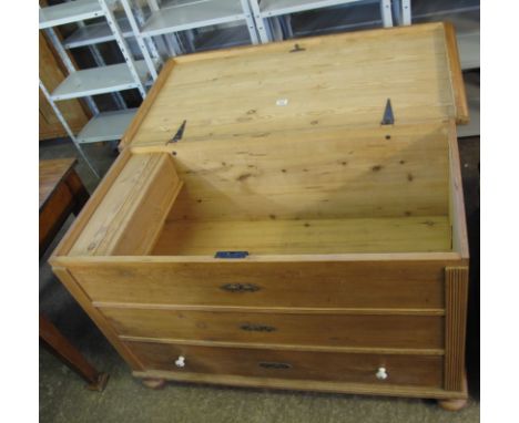 Natural pine trunk in the form of a chest of drawers with ceramic handles. (B.P. 24% incl. VAT) 