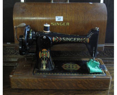 Vintage Singer sewing machine in oak bentwood case. (B.P. 24% incl. VAT)