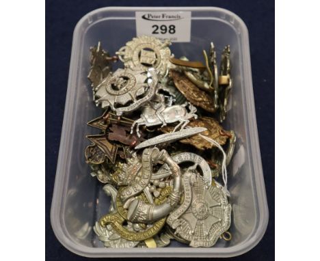 Small tub of British army metal cap badges, various. Some reproduction.(B.P. 24% incl. VAT)